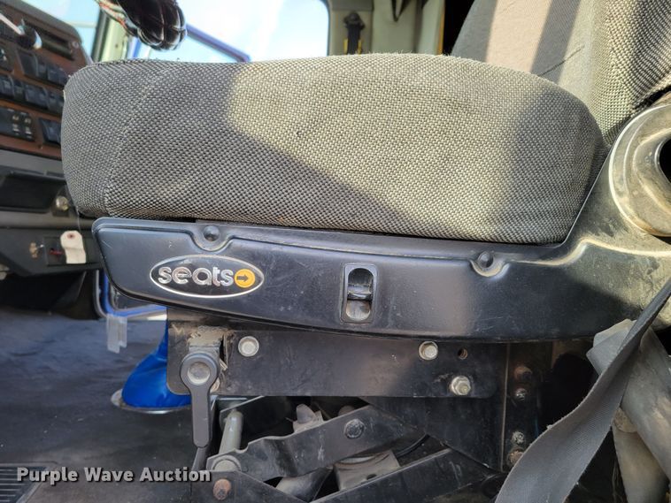 image for item DM8138 2003 Western Star 4900EX  semi truck