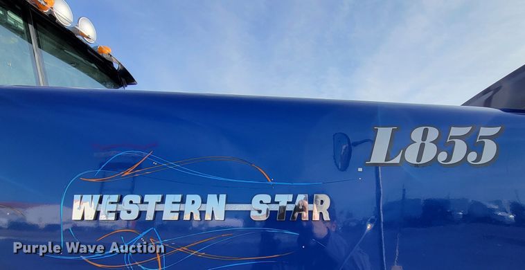 image for item DM8138 2003 Western Star 4900EX  semi truck