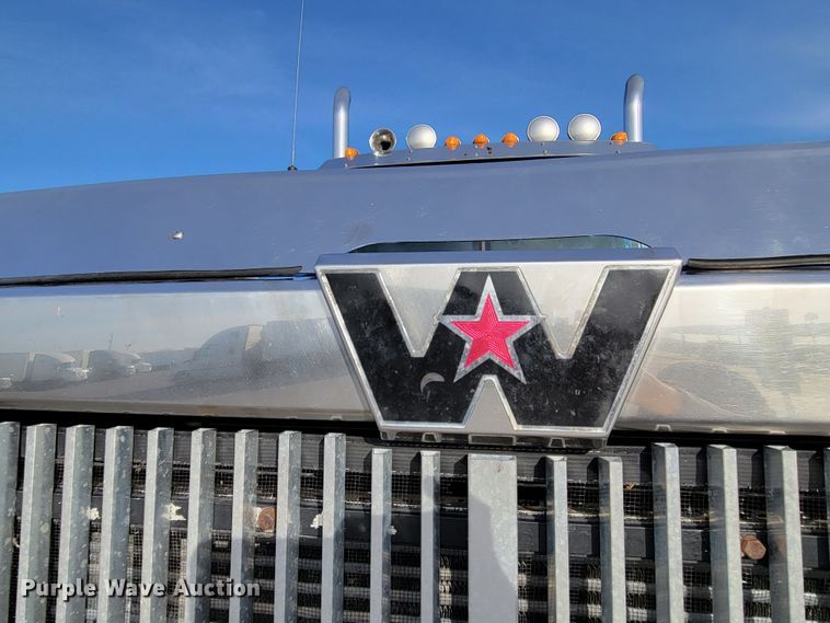 image for item DM8138 2003 Western Star 4900EX  semi truck