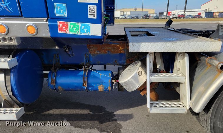 image for item DM8138 2003 Western Star 4900EX  semi truck