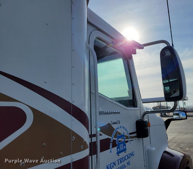 image for item DM8139 2006 International Eagle 9400i  semi truck