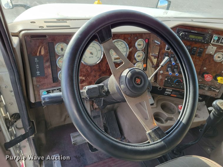 image for item DM8139 2006 International Eagle 9400i  semi truck