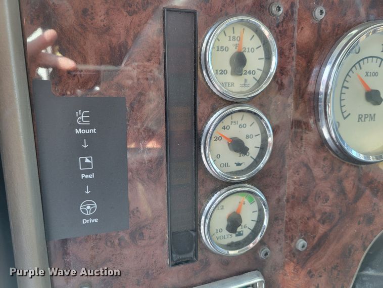 image for item DM8139 2006 International Eagle 9400i  semi truck