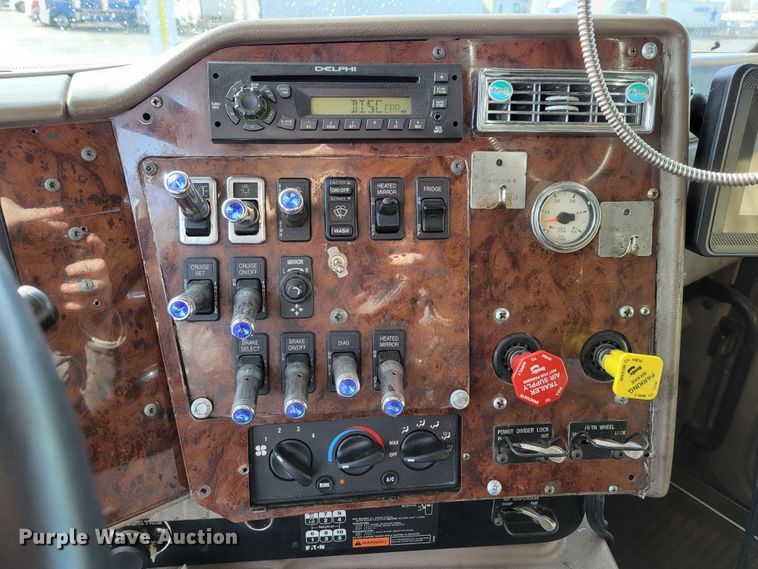 image for item DM8139 2006 International Eagle 9400i  semi truck