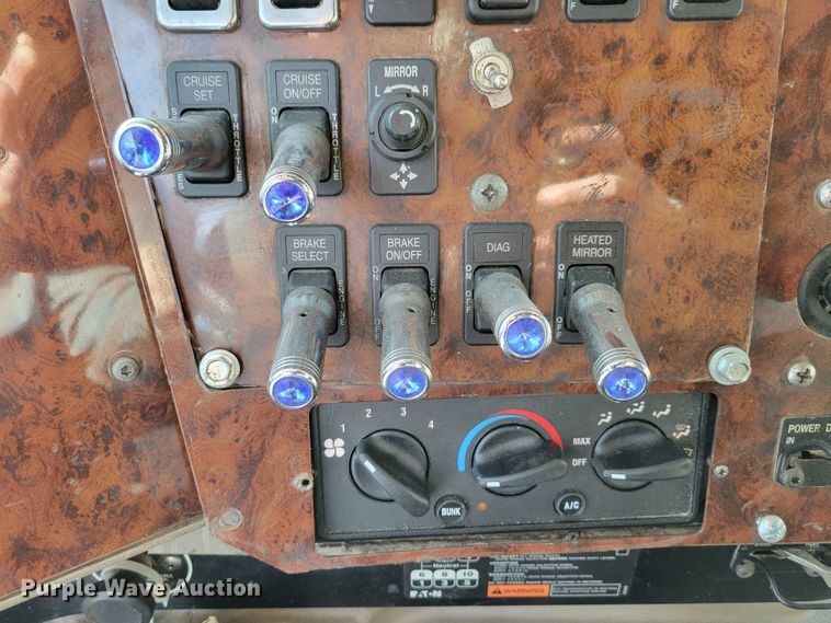 image for item DM8139 2006 International Eagle 9400i  semi truck