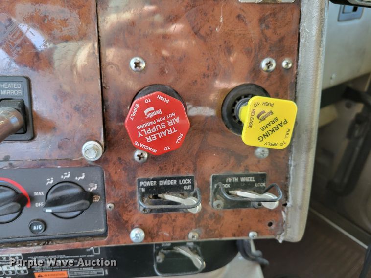 image for item DM8139 2006 International Eagle 9400i  semi truck