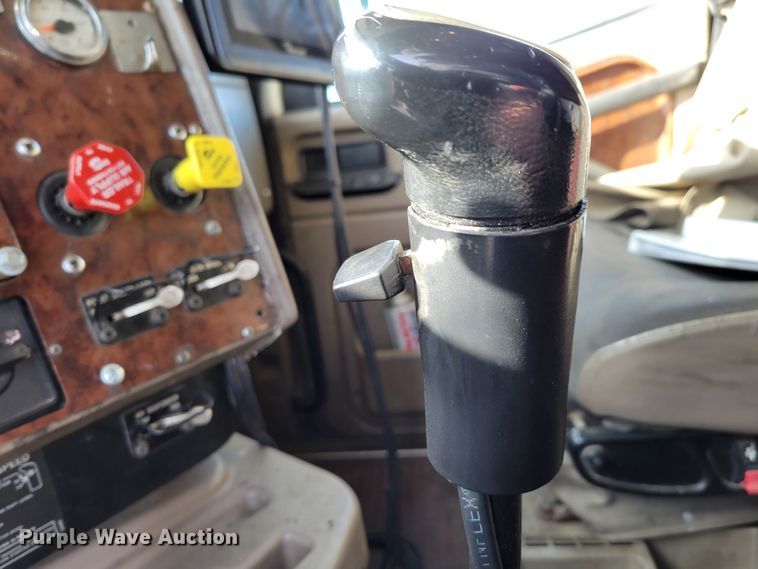 image for item DM8139 2006 International Eagle 9400i  semi truck