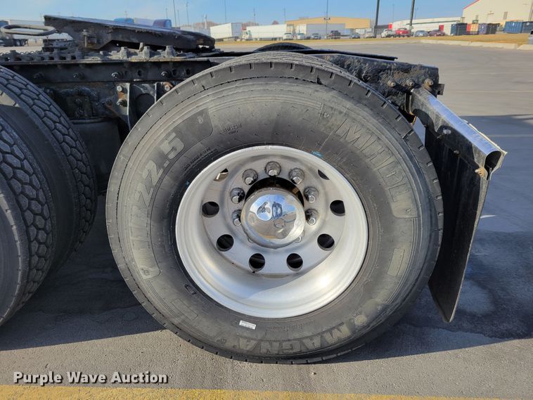 image for item DM8139 2006 International Eagle 9400i  semi truck