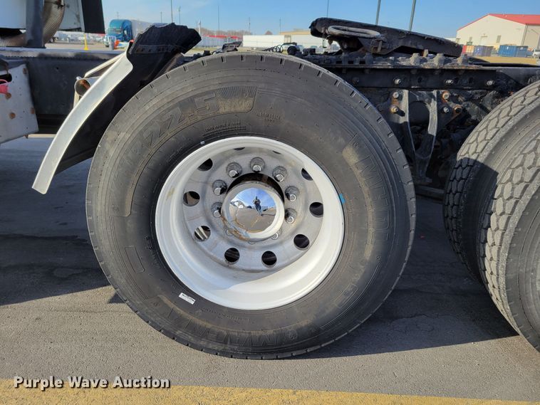 image for item DM8139 2006 International Eagle 9400i  semi truck