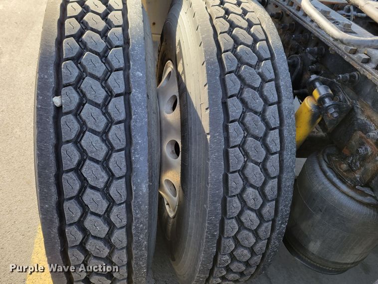 image for item DM8139 2006 International Eagle 9400i  semi truck