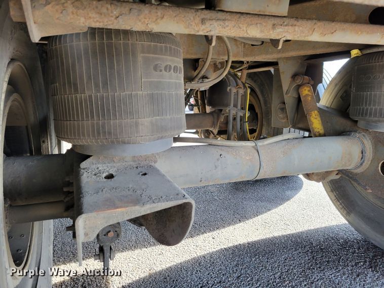 image for item DM8140 2001 Utility Trailer V52DC  dry van trailer