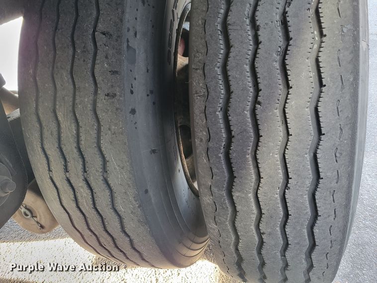 image for item DM8140 2001 Utility Trailer V52DC  dry van trailer