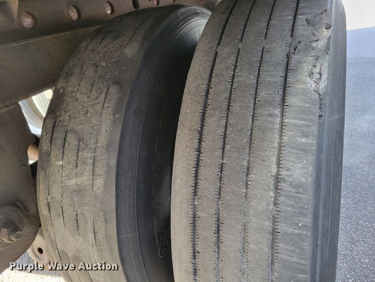 image for item DM8140 2001 Utility Trailer V52DC  dry van trailer