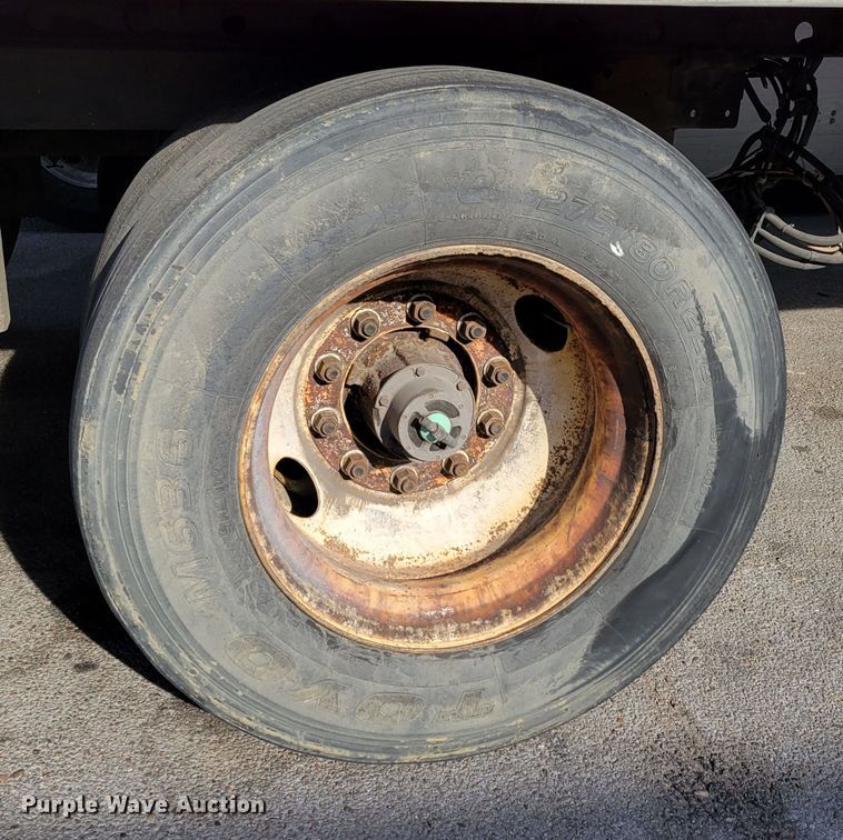 image for item DM8140 2001 Utility Trailer V52DC  dry van trailer