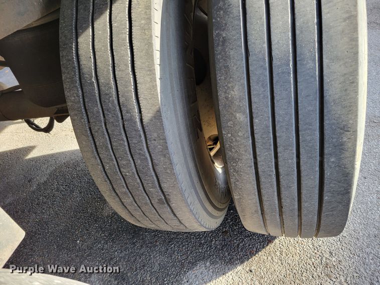 image for item DM8140 2001 Utility Trailer V52DC  dry van trailer