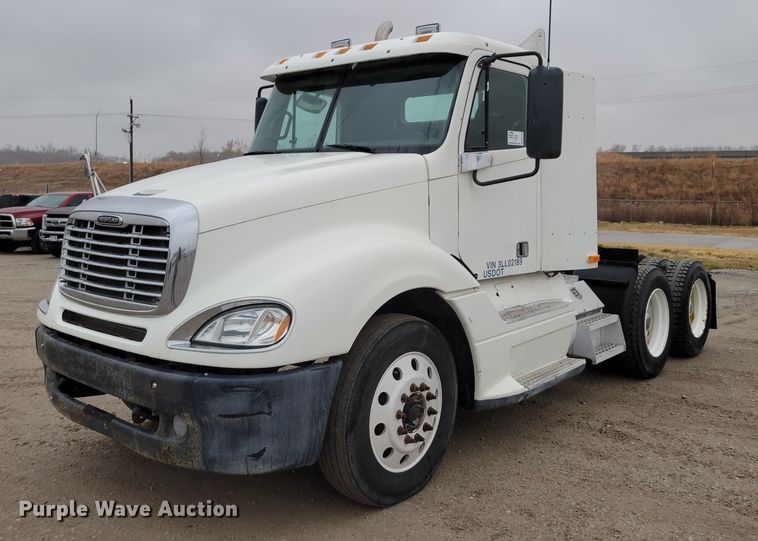 image for item DM8142 2003 Freightliner Columbia semi truck