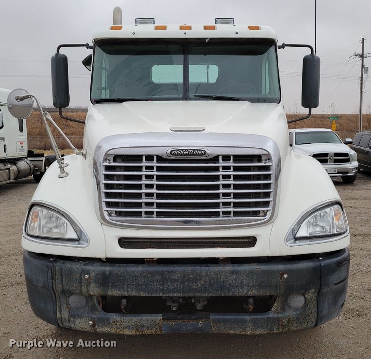 image for item DM8142 2003 Freightliner Columbia semi truck
