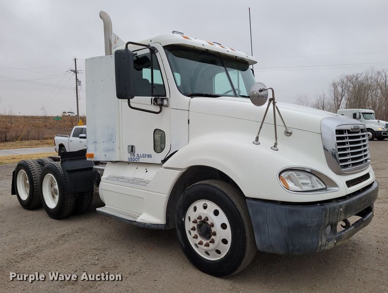 image for item DM8142 2003 Freightliner Columbia semi truck