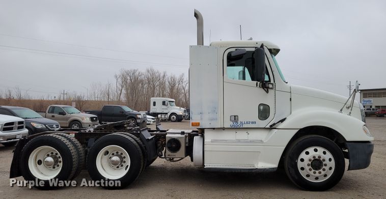 image for item DM8142 2003 Freightliner Columbia semi truck