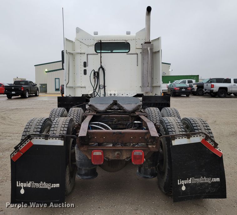 image for item DM8142 2003 Freightliner Columbia semi truck