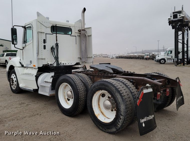 image for item DM8142 2003 Freightliner Columbia semi truck