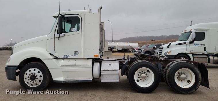 image for item DM8142 2003 Freightliner Columbia semi truck