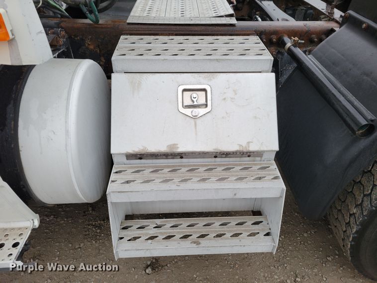 image for item DM8142 2003 Freightliner Columbia semi truck