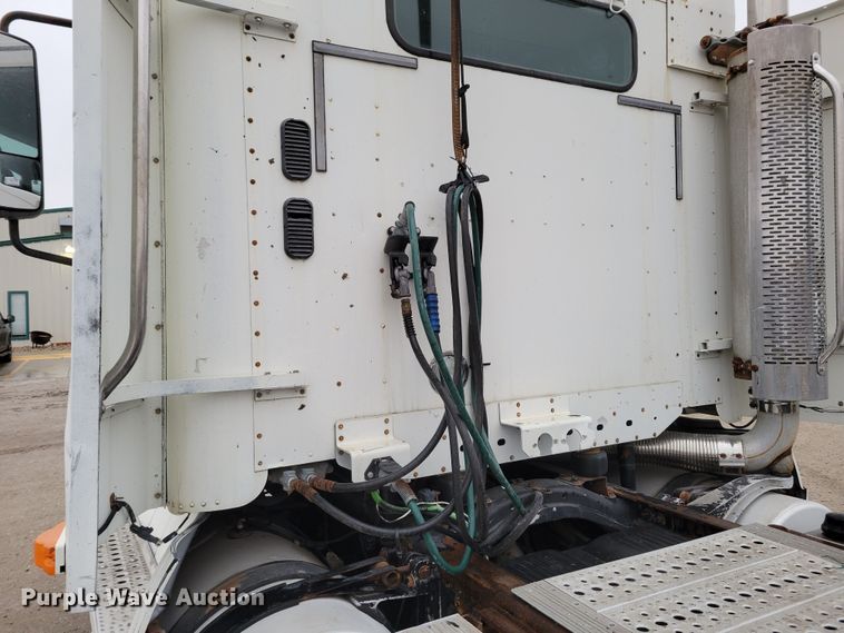 image for item DM8142 2003 Freightliner Columbia semi truck