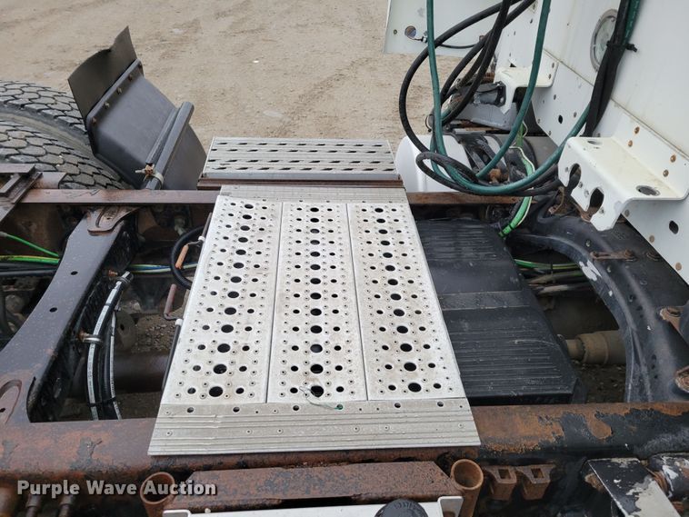 image for item DM8142 2003 Freightliner Columbia semi truck