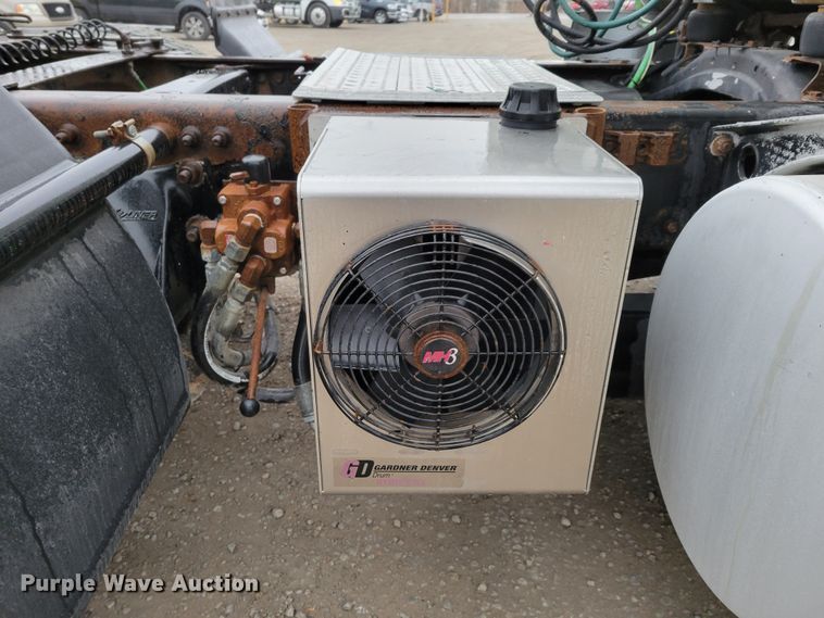 image for item DM8142 2003 Freightliner Columbia semi truck