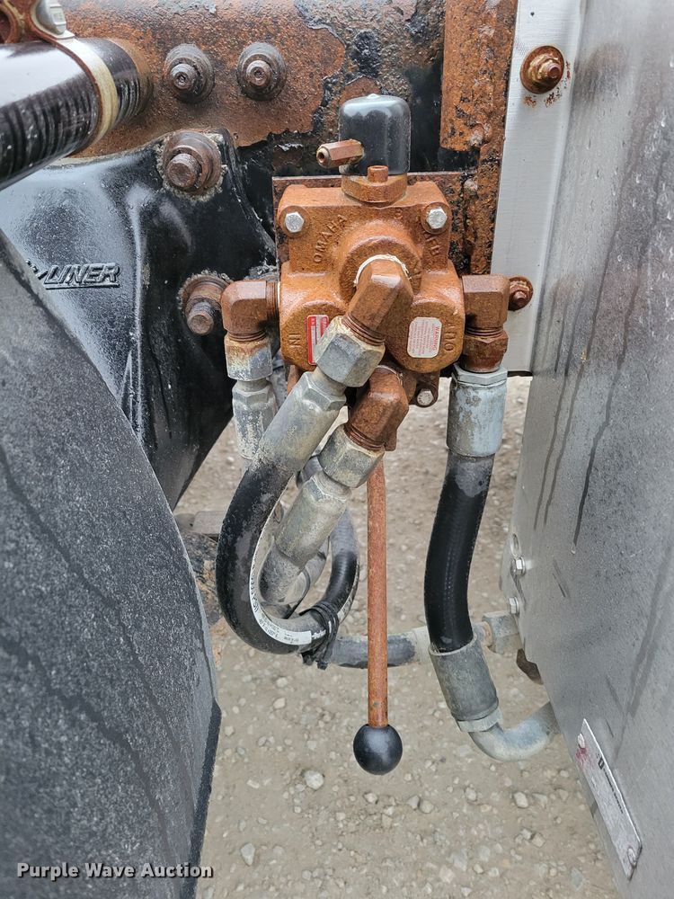 image for item DM8142 2003 Freightliner Columbia semi truck