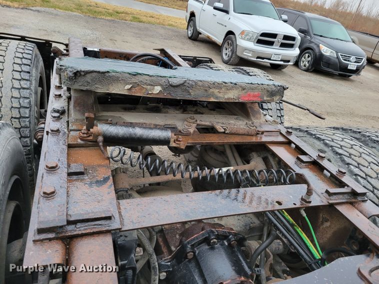 image for item DM8142 2003 Freightliner Columbia semi truck