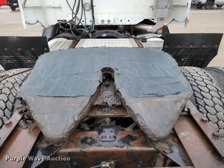 image for item DM8142 2003 Freightliner Columbia semi truck