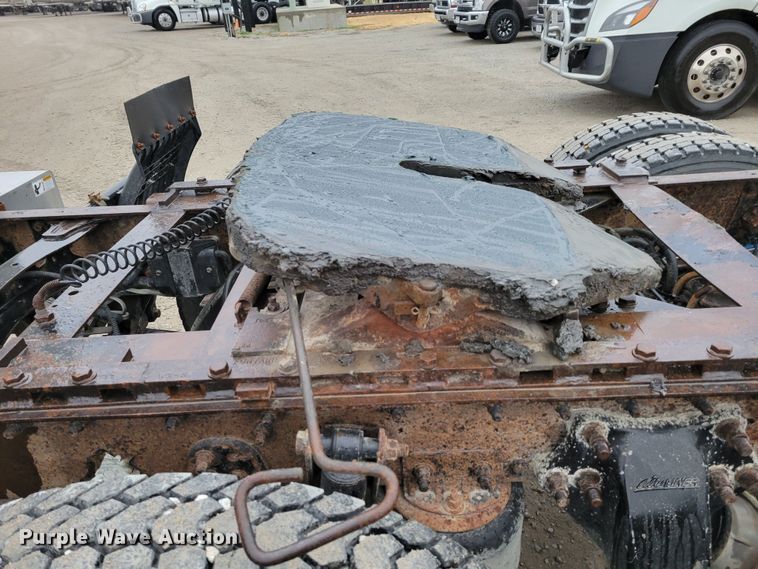 image for item DM8142 2003 Freightliner Columbia semi truck