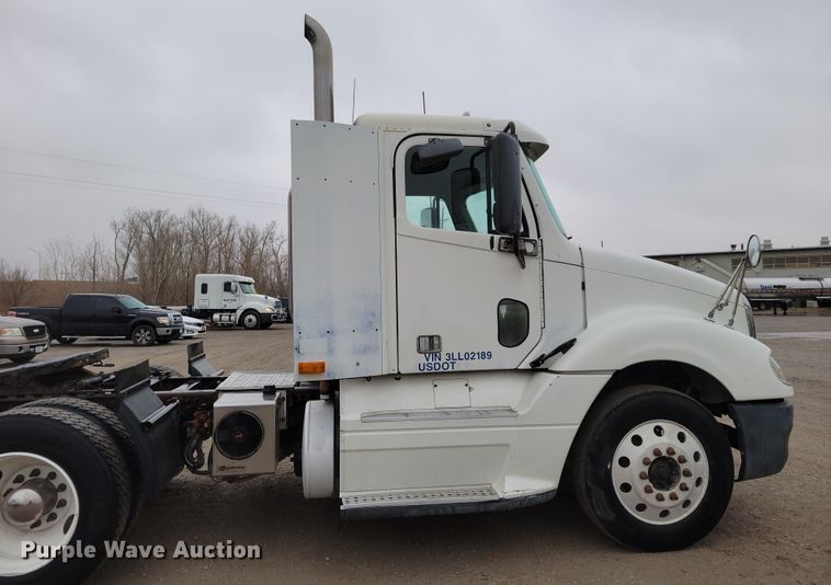 image for item DM8142 2003 Freightliner Columbia semi truck