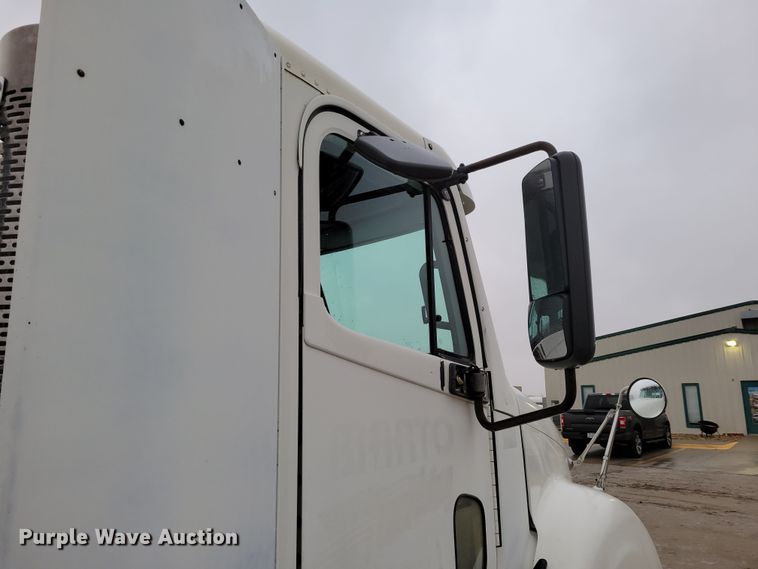 image for item DM8142 2003 Freightliner Columbia semi truck