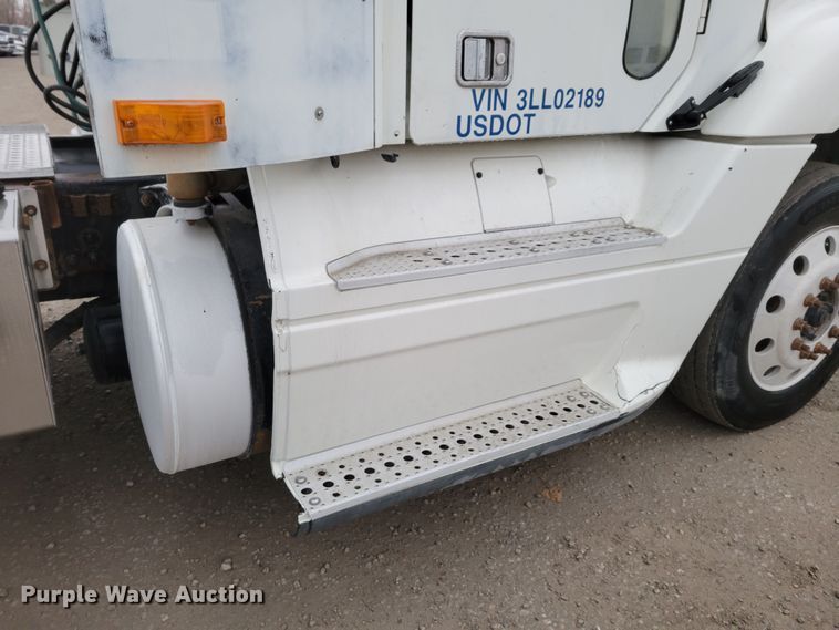 image for item DM8142 2003 Freightliner Columbia semi truck