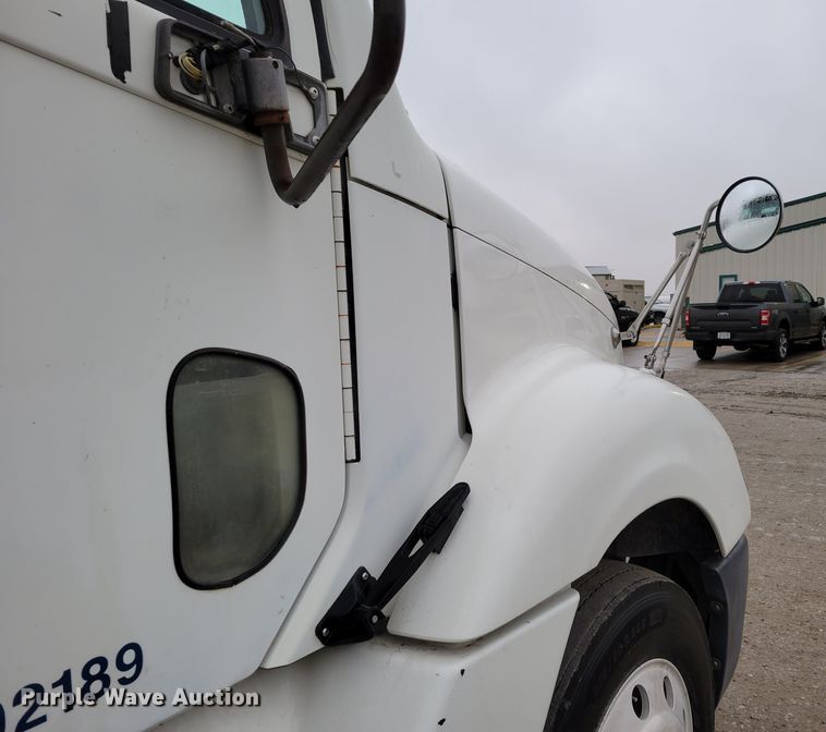 image for item DM8142 2003 Freightliner Columbia semi truck