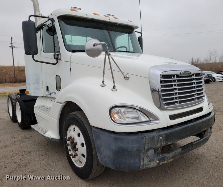 image for item DM8142 2003 Freightliner Columbia semi truck