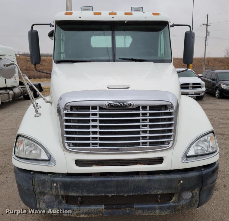 image for item DM8142 2003 Freightliner Columbia semi truck
