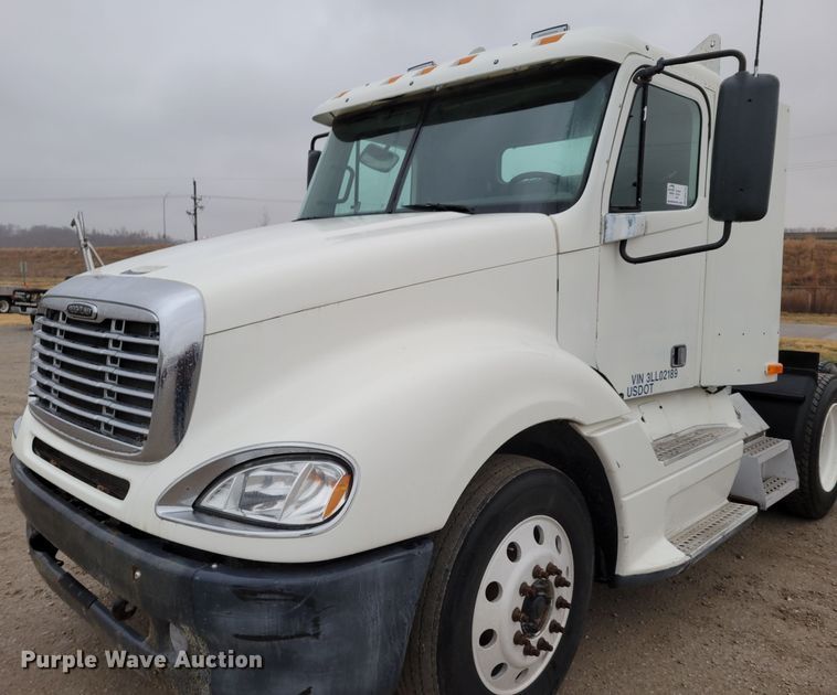 image for item DM8142 2003 Freightliner Columbia semi truck