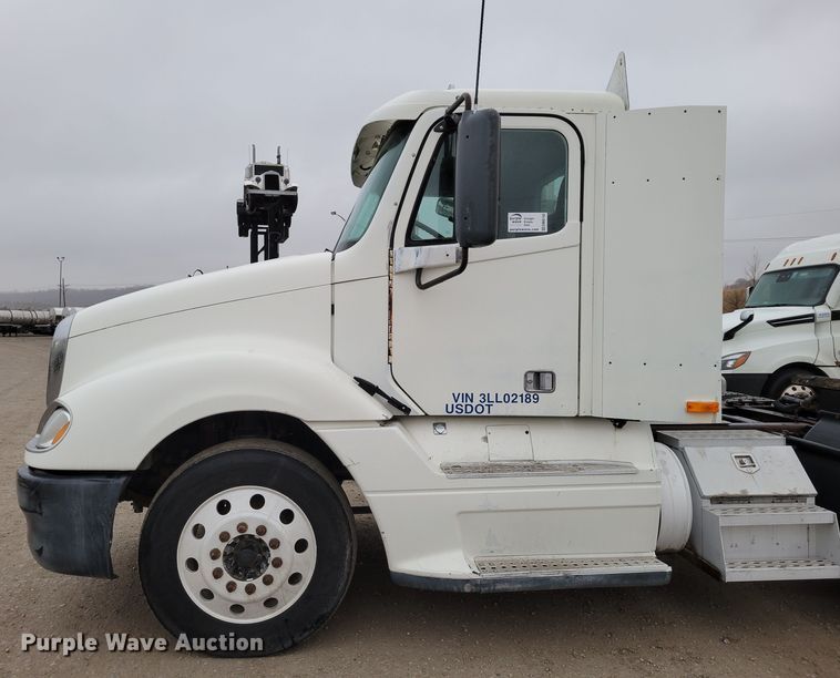 image for item DM8142 2003 Freightliner Columbia semi truck