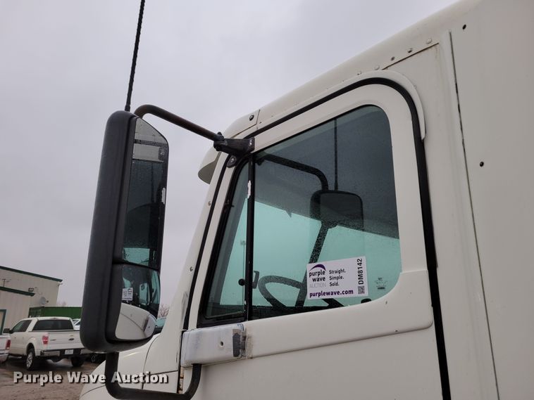 image for item DM8142 2003 Freightliner Columbia semi truck