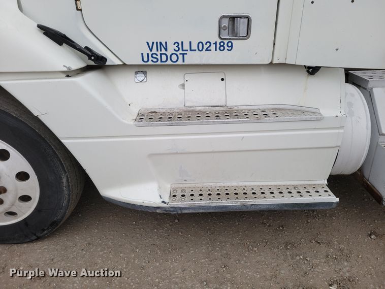 image for item DM8142 2003 Freightliner Columbia semi truck