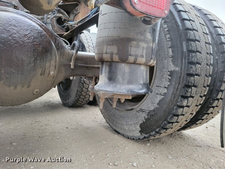 image for item DM8142 2003 Freightliner Columbia semi truck