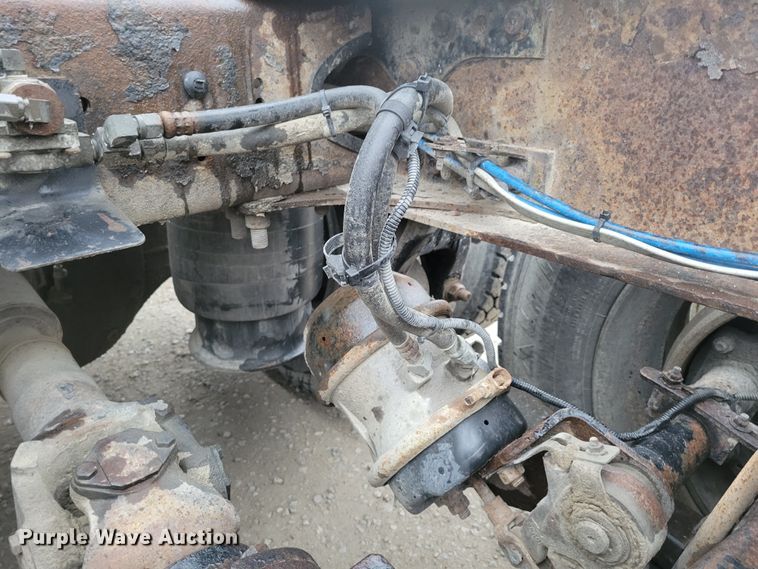 image for item DM8142 2003 Freightliner Columbia semi truck