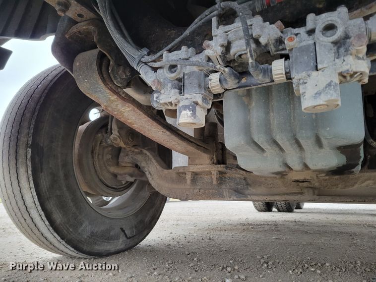 image for item DM8142 2003 Freightliner Columbia semi truck