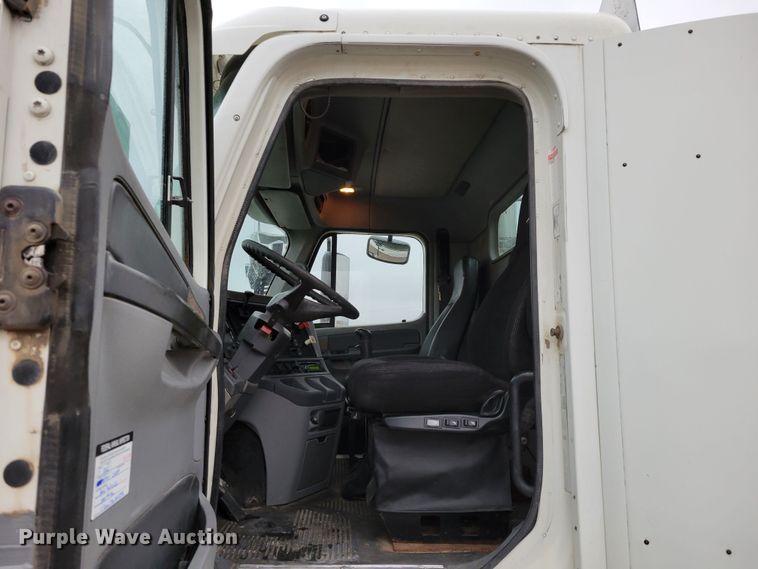 image for item DM8142 2003 Freightliner Columbia semi truck