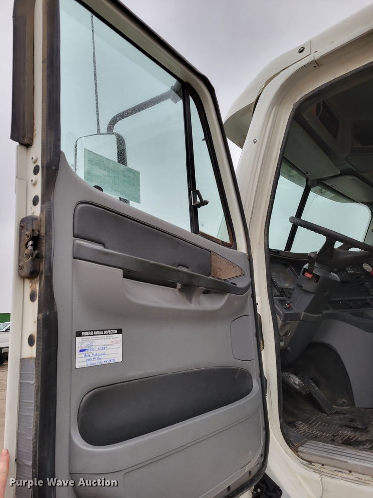 image for item DM8142 2003 Freightliner Columbia semi truck