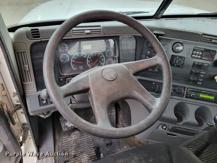 image for item DM8142 2003 Freightliner Columbia semi truck